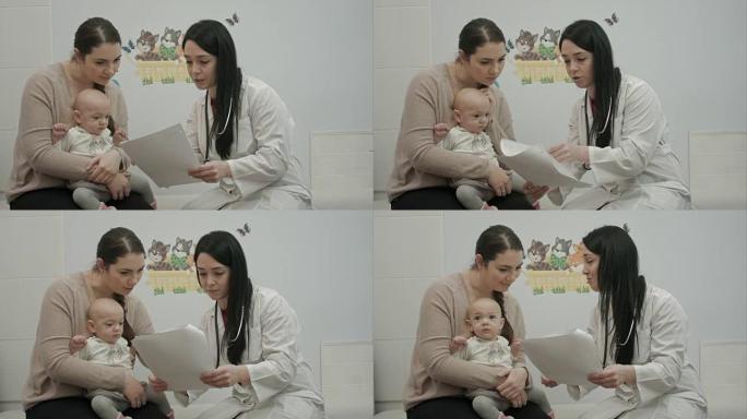 女儿科医生向婴儿较小的妇女展示了一些论文