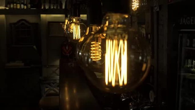 咖啡馆里的一盏灯特写。后台酒吧后面的工作人员