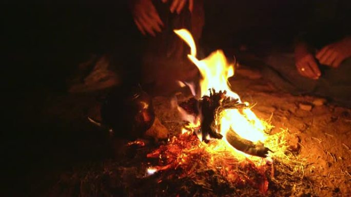 晚上在瓦迪朗姆酒沙漠的篝火上的茶壶