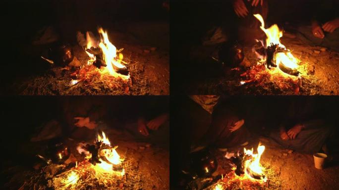 晚上在瓦迪朗姆酒沙漠的篝火上的茶壶