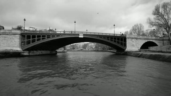 在法国巴黎的塞纳河上巡游