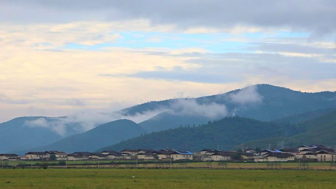 蓝天白云山脚草原村落城镇人家