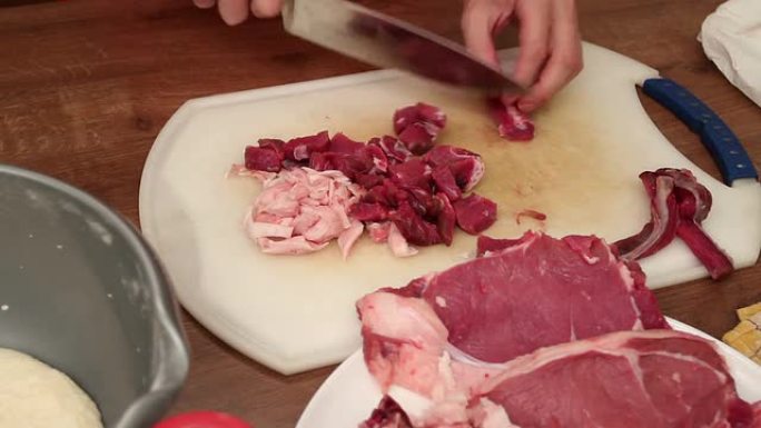 厨师将牛肉和羊脂切成小块