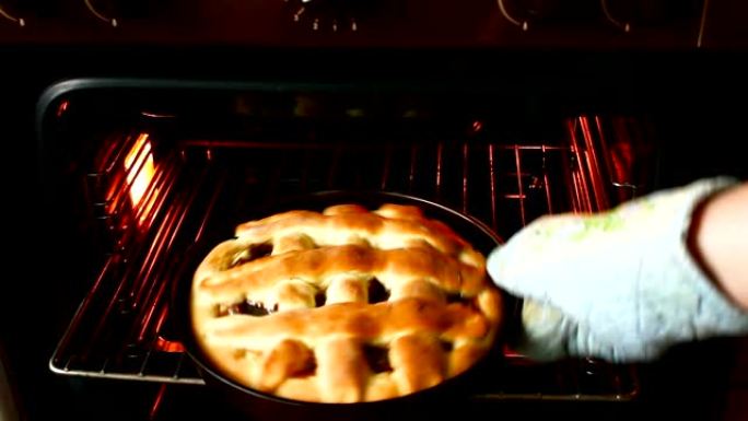 烤箱里的巴米苹果酱馅饼。