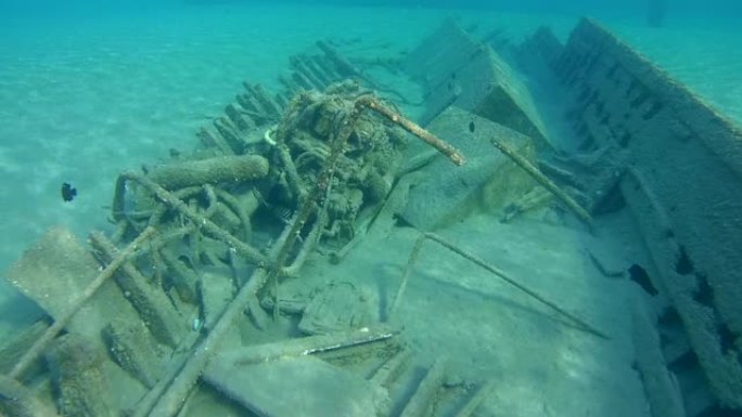 埃及马萨阿拉姆红海沙底旧失事木制渔船