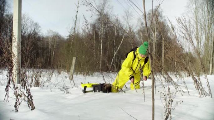 冬季森林中的生态学家获得了雪的样本