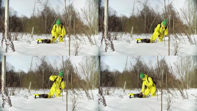 冬季森林中的生态学家获得了雪的样本