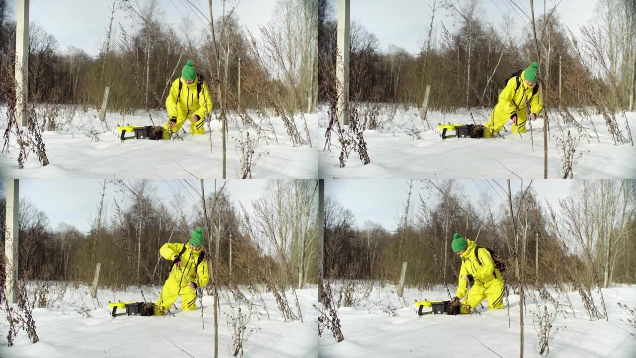 冬季森林中的生态学家获得了雪的样本