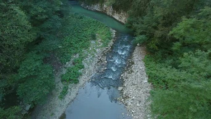 山脉河在峡谷 (西高加索)