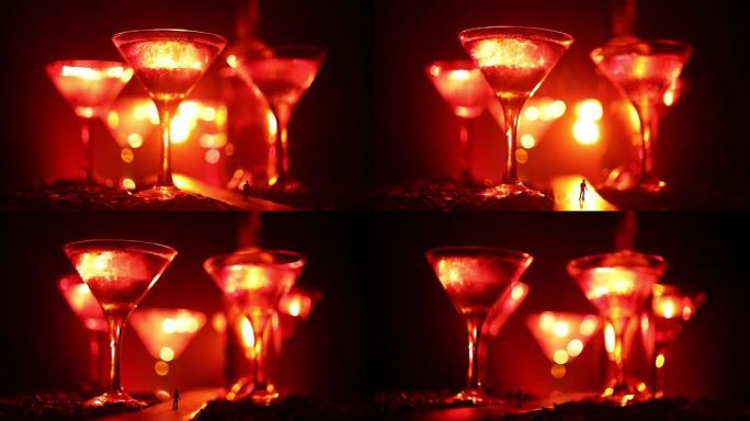 抽象酒精中毒概念。一个男人站在路中间的轮廓，在一个雾蒙蒙的夜晚，他戴着装满酒精饮料的巨大玻璃杯。创意