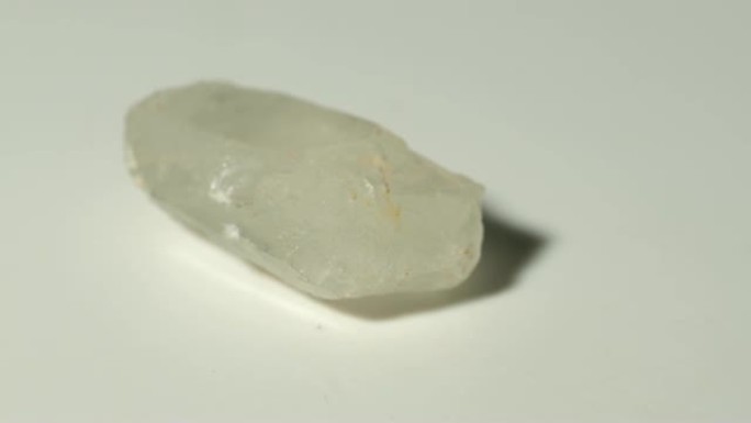 白色背景旋转的山地水晶矿物样品