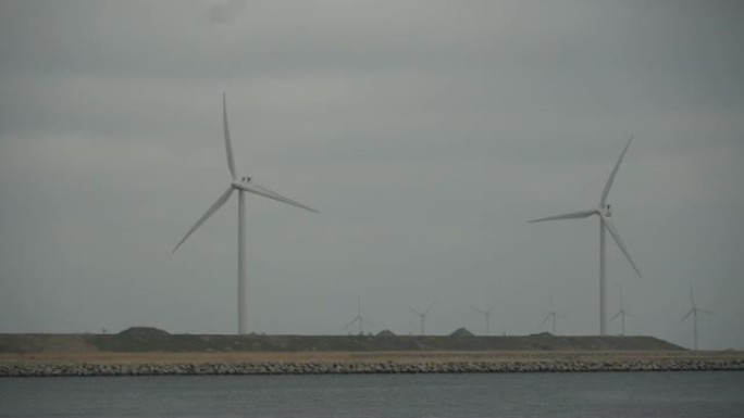 主题是净发电和环境保护。若干风叶，欧洲波罗的海风力发电丹麦哥本哈根冬季