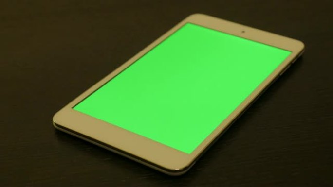 带绿屏显示的平板电脑慢速平移4K 2160p超高清镜头-白色电脑平板电脑慢速平移4K 3840X21