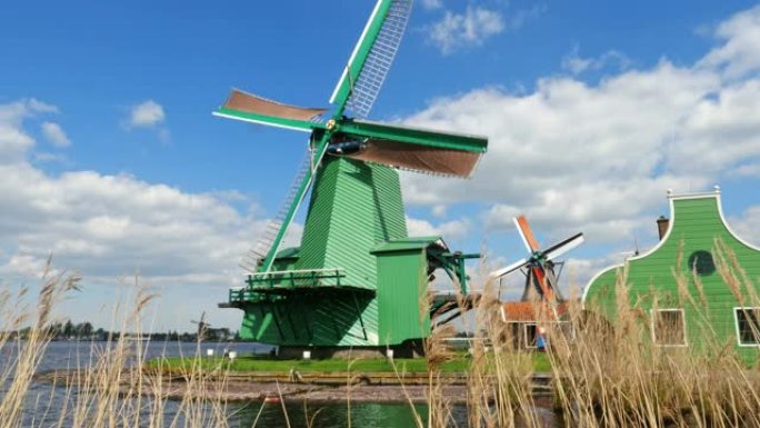 三个传统的荷兰风车早上
