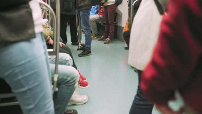 坐和站的人在地铁里旅行
