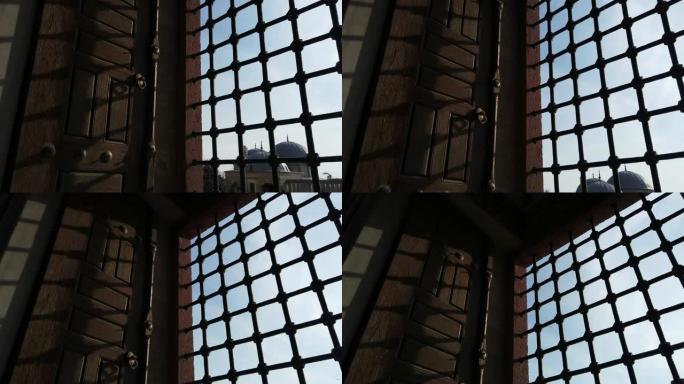 穿过Selimiye清真寺的窗户，Edirne，土耳其