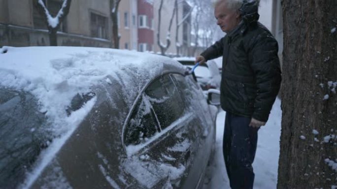 老人除雪并试图上车