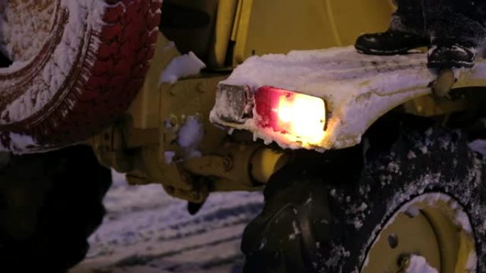 夜间在街上工作时的除雪设备特写。