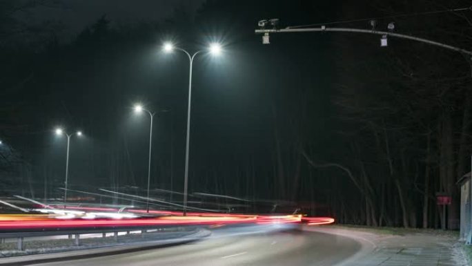 智能城市交通控制，配备摄像头和传感器，道路上方有夜间行驶时的车灯步道。