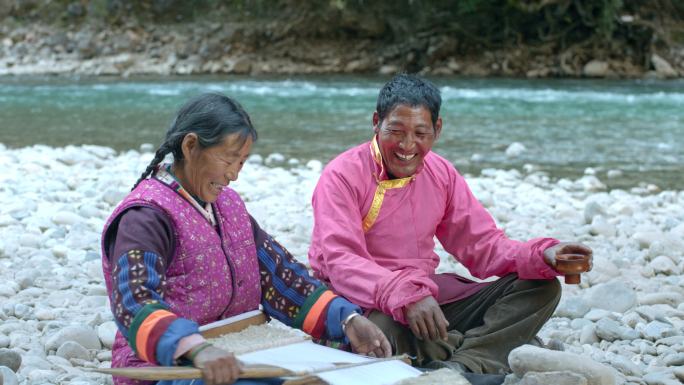 藏族妇女河边纺线织布男子喝酥油茶劳作生活