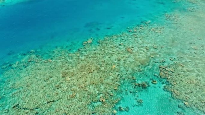 一个巨大的珊瑚礁海洋通道的令人惊叹的空中无人机图像，在平静的天气平坦的海水和令人难以置信的五颜六色的