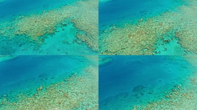 一个巨大的珊瑚礁海洋通道的令人惊叹的空中无人机图像，在平静的天气平坦的海水和令人难以置信的五颜六色的