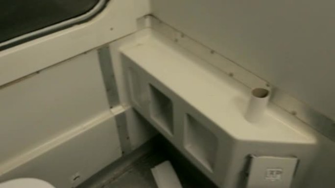 进入，显示波兰老式火车中的厕所，波兰火车