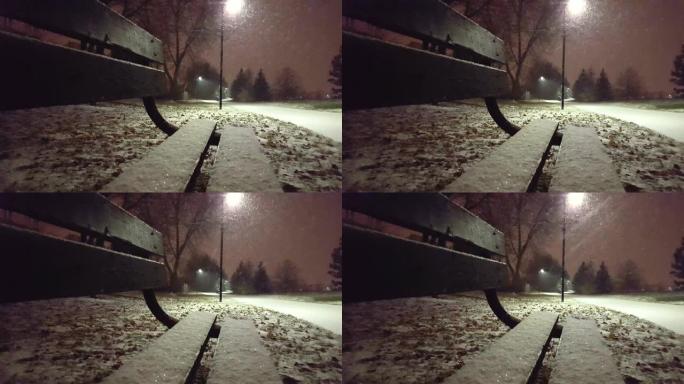 从长凳上可以看到公园里下雪的夜晚