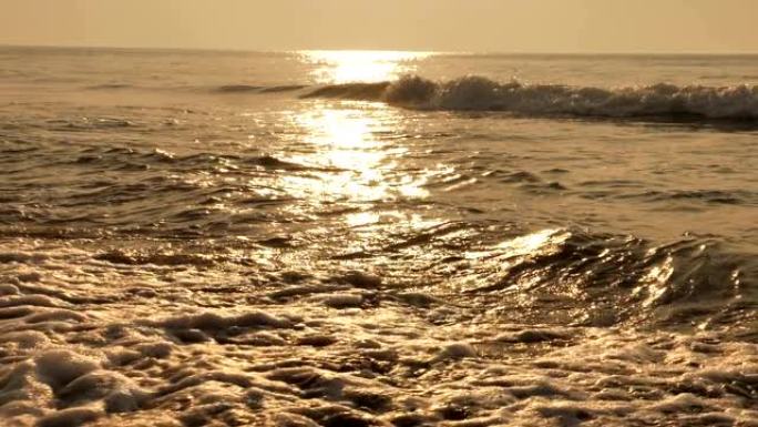 海滩上的中浪和早晨的日出之光