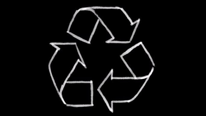 在黑色黑板上绘制的回收符号，是代表生态问题的理想素材