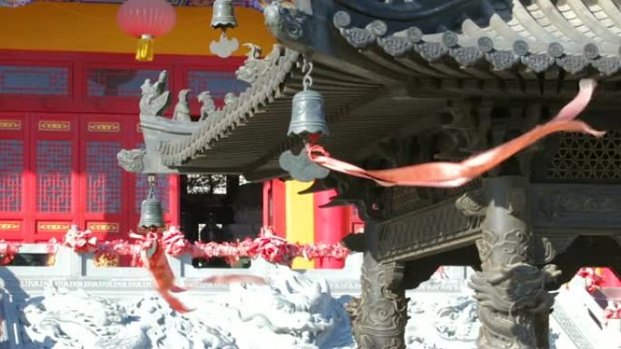 中国吉林省珲春市灵宝寺香炉上的丝带和钟。来自俄罗斯和韩国边境地区的游客的热门地点
