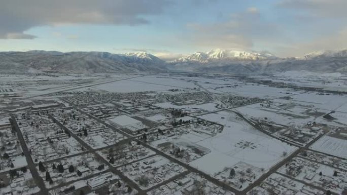 犹他州小镇冬季天线的雪山