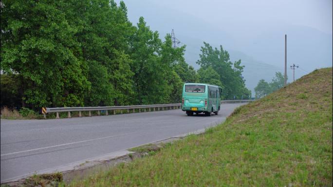 大巴车在公路上行驶