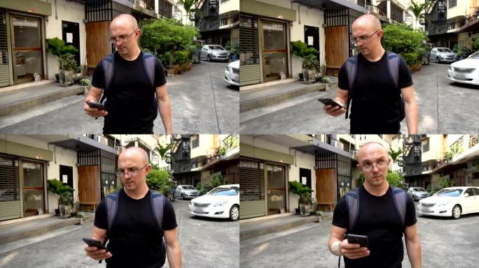 背包客使用智能手机导航到曼谷的酒店