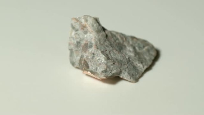 白色背景旋转的菱镁矿样品