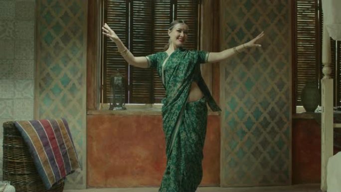 穿着纱丽表演印度舞蹈的优雅女性