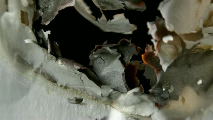 在黑色背景上通过中心燃烧纸张