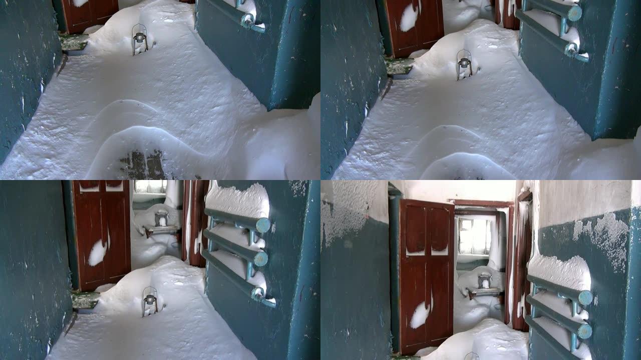 在俄罗斯最北部的古迪姆废弃的鬼城的走廊上下雪。