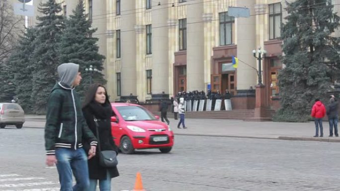 2014年3月，警察守卫哈尔科夫地区政府