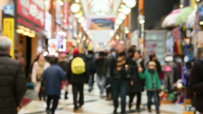 模糊的运动: 行人在日本东京中野太阳购物中心散步和购物
