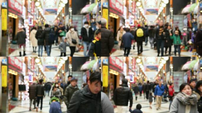 模糊的运动: 行人在日本东京中野太阳购物中心散步和购物