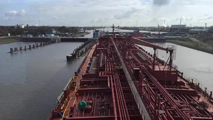 油轮正在进入基尔运河船闸。
