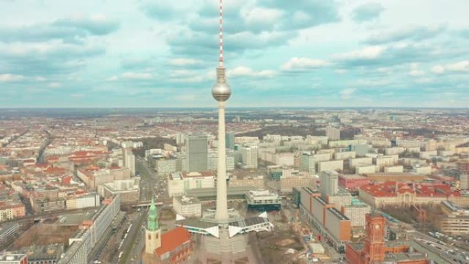 德国柏林。亚历山大广场上电视塔的空中拍摄