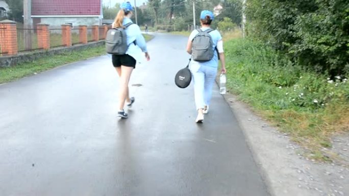 两个女孩游客上路 -- 后景。