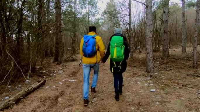 两个背包客在大自然中徒步旅行