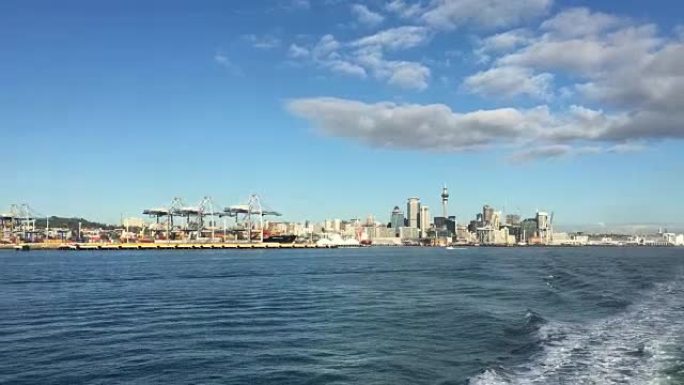 从新西兰Waitemata港口航行的渡轮上可以看到城市天际线