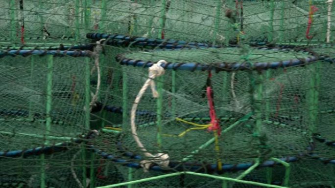 4k视点多莉拍摄了很多挂在海上海岸线上的绿鱼陷阱。