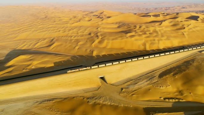 U.A.E穿越广阔沙漠的长火车的鸟瞰图