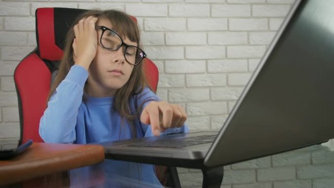 疲惫的孩子在电脑前。