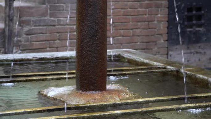 旧钢生锈的喷泉，流动的水。